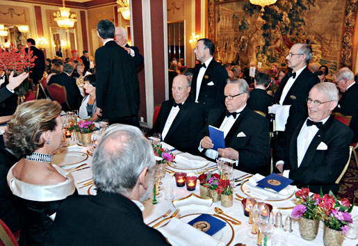 manbet手机版挪威国王哈拉尔五世,诺贝尔和平奖得主马尔蒂·阿赫蒂萨里和Ole Danbolt Mjøs,挪威诺贝尔委员会的主席