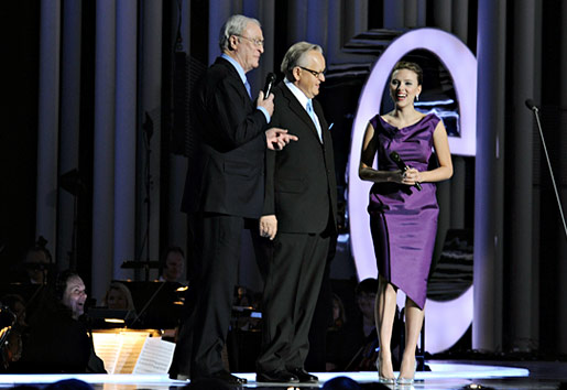 manbet手机版马尔蒂·阿赫蒂萨里与2008年诺贝尔和平奖音乐会主持人迈克尔·凯恩爵士和斯嘉丽·约翰逊同台