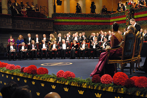 manbet手机版2008年诺贝尔奖得主在斯德哥尔摩音乐厅的舞台上