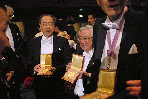 manbet手机版小林诚、益川敏秀和下村修展示他们的诺贝尔奖奖牌
