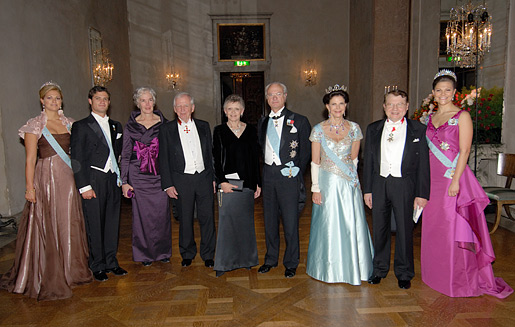 manbet手机版皇室成员和其他贵宾走下楼梯进入蓝色大厅。