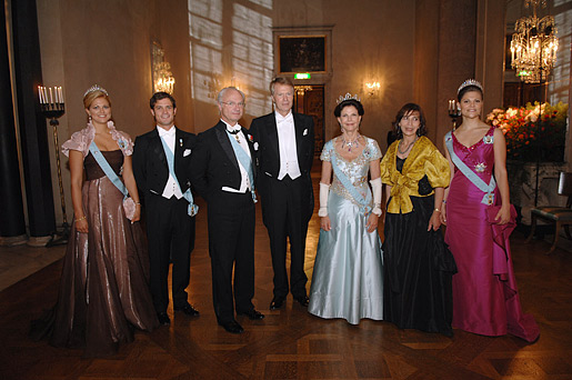 manbet手机版玛德琳公主、卡尔·菲利普亲王、瑞典国王卡尔十六世·古斯塔夫、让-玛丽·古斯塔夫·勒Clézio、西尔维亚女王陛下、杰米娅·勒Clézio和维多利亚王储公主在诺贝尔晚宴上