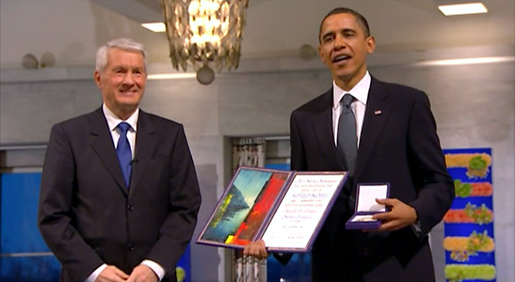 manbet手机版巴拉克·h·奥巴马展示他的诺贝尔和平奖奖章和文凭