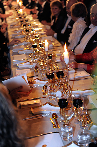 manbet手机版1300名宾客出席了在斯德哥尔摩市政厅举行的诺贝尔晚宴