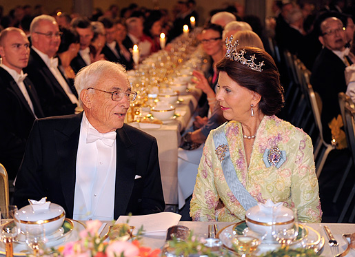 manbet手机版诺贝尔物理学奖得主威拉德·s·博伊尔与西尔维亚女王陛下对话