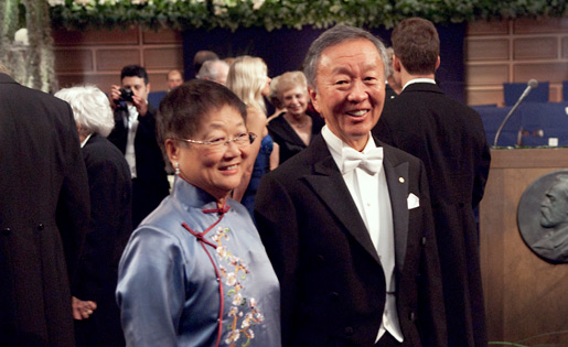 manbet手机版2009年诺贝尔物理学奖得主高锟和他的妻子高锟夫人