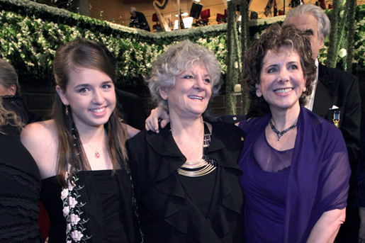 manbet手机版诺贝尔化学奖得主Ada E. Yonath和她的孙女Noa和她的妹妹Nurit Raviv夫人