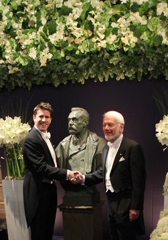 manbet手机版乔纳森·格伦·施泰茨与他的父亲，诺贝尔化学奖得主托马斯·a·施泰茨握手
