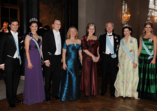 manbet手机版卡尔·菲利普亲王、维多利亚王储公主、诺贝尔奖得主杰克·肖斯塔克、卡罗尔·w·格莱德尔和伊丽莎白·h·布莱克本、瑞典国王卡尔十六世·古斯塔夫陛下、西尔维亚女王陛下和玛德琳公主