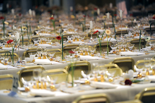 manbet手机版蓝厅的60多张餐桌已准备就绪，可接待约1350位宴会宾客