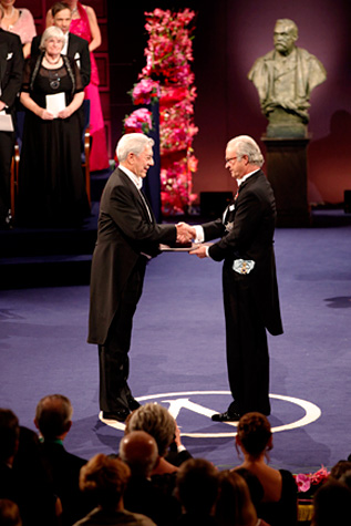 manbet手机版诺贝尔文学奖得主马里奥·巴尔加斯·略萨接受诺贝尔奖章和文凭