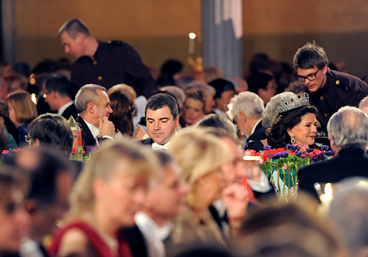 manbet手机版诺贝尔物理学奖获得者康斯坦丁·诺沃肖洛夫和瑞典女王西尔维亚在荣誉桌旁