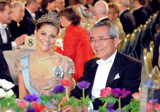manbet手机版瑞典王储维多利亚公主坐在诺贝尔化学奖得主根岸英一身旁