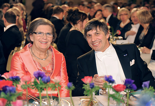 manbet手机版诺贝尔物理学奖得主安德烈·海姆，坐在古尼拉·斯托奇夫人旁边