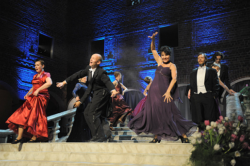 manbet手机版舞蹈家、演员、歌手和音乐家参加娱乐活动