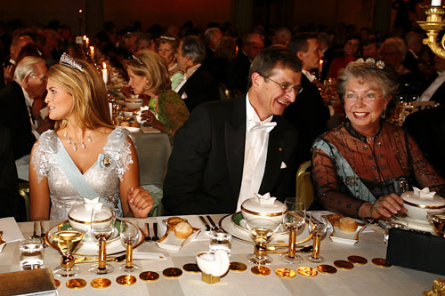manbet手机版瑞典的玛德琳公主，2005年诺贝尔化学奖得主理查德·r·施罗克，以及瑞典的克里斯蒂娜公主