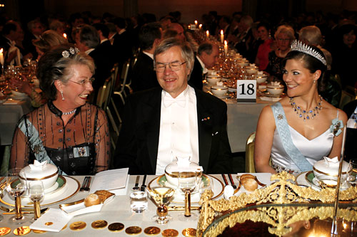 manbet手机版瑞典的克里斯蒂娜公主，2005年诺贝尔物理学奖得主Theodor W. Hänsch，以及瑞典王储维多利亚公主