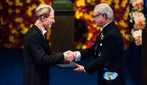 manbet手机版约翰·戈登爵士，诺贝尔生理学或医学奖得主，接受诺贝尔奖