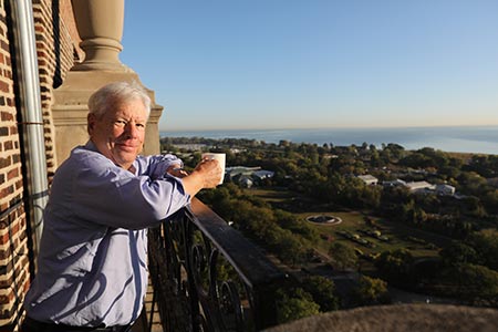 manbet手机版理查德·塞勒(Richard Thaler)站在后阳台上