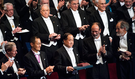 manbet手机版莫言和其他2012年诺贝尔奖得主一起站在台上