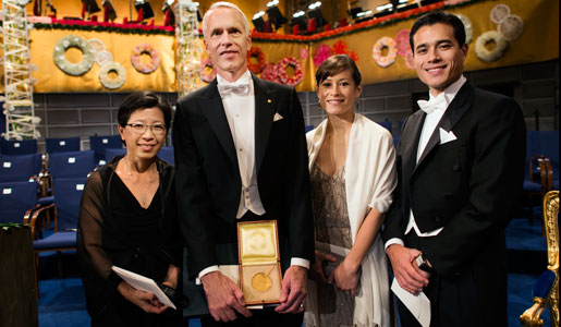 manbet手机版化学奖得主Brian K. Kobilka与妻子Tong Sun，女儿Megan和儿子Jason