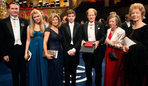 manbet手机版医学奖得主约翰·b·戈登爵士与家人和亲戚
