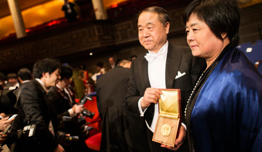 manbet手机版莫言与妻子杜钦兰夫人，展示他的诺贝尔奖奖章
