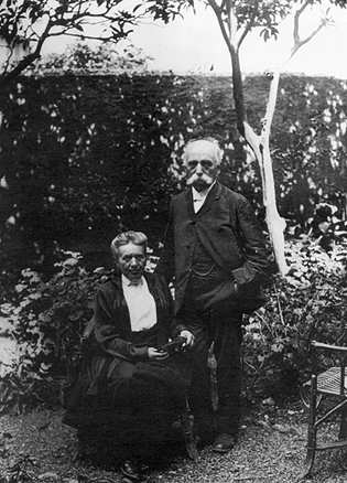 manbet手机版高尔基和他的妻子在海边莉娜在他的年代。