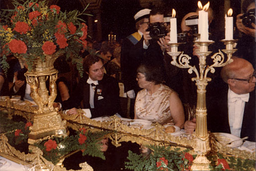 manbet手机版瑞典国王卡尔十六世·古斯塔夫在宴会桌旁