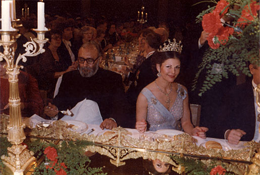 manbet手机版1979年12月10日，在瑞典斯德哥尔摩市政厅举行的诺贝尔晚宴上，阿卜杜勒·萨拉姆和瑞典王后西尔维娅
