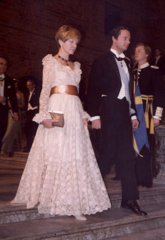 manbet手机版瑞典国王卡尔十六世古斯塔夫走下蓝色大厅的楼梯