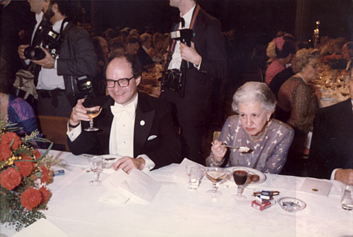 manbet手机版在斯德哥尔摩市政厅的诺贝尔晚宴,瑞典,12月10日,沃尔特·吉尔伯特举起酒杯干杯