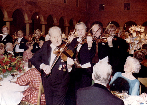 manbet手机版音乐家们为诺贝尔宴会上的来宾们演奏