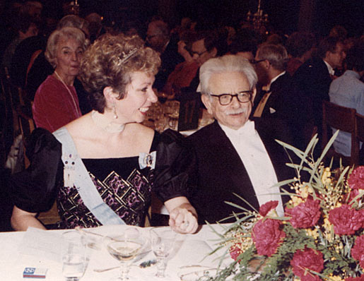 manbet手机版在诺贝尔晚宴上，微笑的瑞典公主克里斯蒂娜坐在埃利亚斯·卡内蒂旁边
