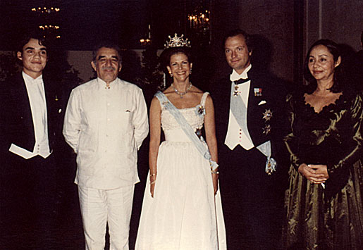 manbet手机版瑞典王后西尔维亚和国王卡尔十六世古斯塔夫与加布里埃尔GarcÃ-a MÃ(左二)及其家人合影