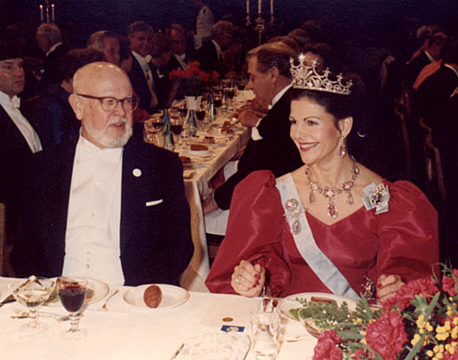 manbet手机版在诺贝尔晚宴上，瑞典女王西尔维娅在与威廉·阿尔弗雷德·福勒交谈时露出了微笑