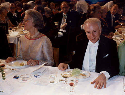manbet手机版在斯德哥尔摩市政厅举行的诺贝尔晚宴上，约瑟夫·戈尔茨坦坐在一位女嘉宾旁边