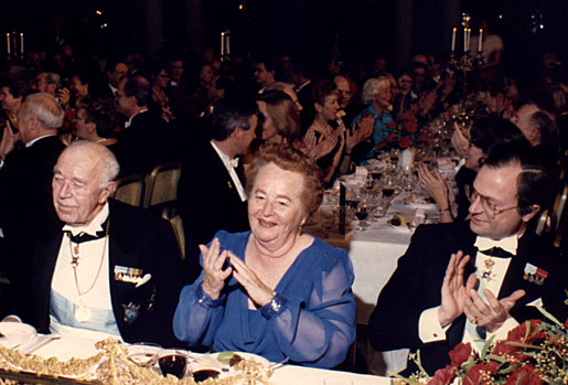 manbet手机版格特鲁德b Elion两侧是英国国王卡尔十六世•古斯塔夫和他的叔叔,王子殿下Bertil瑞典,斯德哥尔摩市政厅的诺贝尔晚宴,瑞典,1988年12月10日。