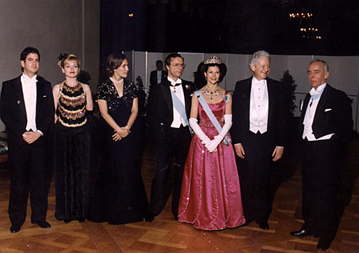 manbet手机版他们致敬瑞典国王卡尔十六世•古斯塔夫(中心)和王后瑞典(右三)构成与莱昂莱德曼(右二)和他的家人。manbet手机版他们加入了Lars Gyllensten(右),诺贝尔基金会主席、瑞典皇家科学院的成员。