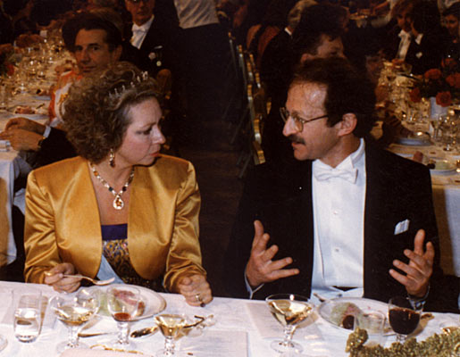 manbet手机版1989年12月10日，瑞典公主克里斯蒂娜在诺贝尔宴会上认真地听哈罗德·e·瓦慕斯讲话。