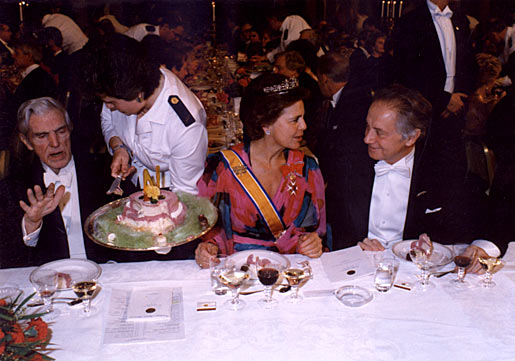 manbet手机版12月10日，在瑞典斯德哥尔摩市政厅举行的诺贝尔晚宴上，Trygve Haavelmo(左)正在享用甜点。