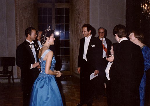 manbet手机版1989年12月10日，诺贝尔晚宴结束后，卡尔十六世·古斯塔夫国王陛下(左)和瑞典王后西尔维娅(她背对镜头)在斯德哥尔摩市政厅的金色大厅会见了哈罗德·瓦穆斯及其家人。