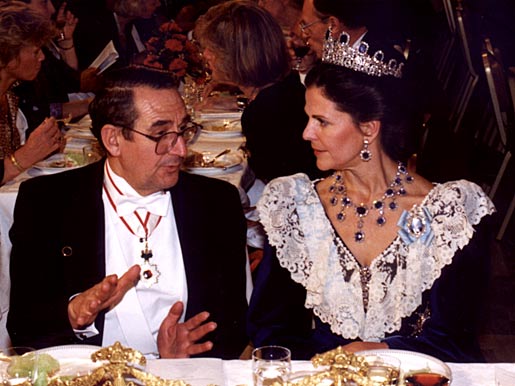 manbet手机版1990年12月10日，埃利亚斯·詹姆斯·科里在瑞典斯德哥尔摩市政厅举行的诺贝尔晚宴上与瑞典王后西尔维亚交谈。