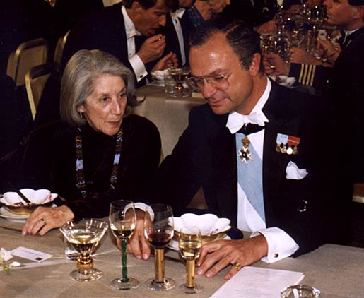 manbet手机版Nadine戈迪墨和HM瑞典国王卡尔十六世•古斯塔夫在斯德哥尔摩市政厅的诺贝尔晚宴,瑞典,1991年12月10日