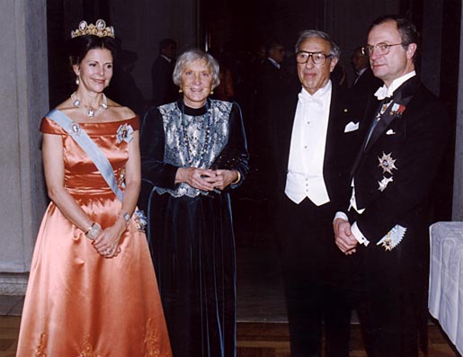 manbet手机版瑞典国王卡尔十六世·古斯塔夫(右)和王后西尔维娅(左)在斯德哥尔摩市政厅举行的诺贝尔晚宴上与埃德蒙·菲舍尔和他的妻子贝弗利合影