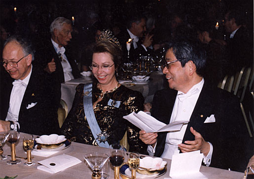 manbet手机版在斯德哥尔摩市政厅举行的诺贝尔晚宴上，瑞典王妃克里斯蒂娜与莱因哈德·塞尔滕(左)和诺贝尔文学奖得主大江健三郎(右)共度美好时光