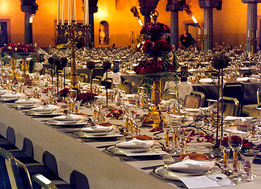 manbet手机版一排排的桌子上装饰着诺贝尔奖专用餐具