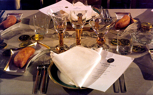 manbet手机版桌子上摆放着诺贝尔奖专用餐具