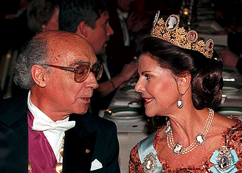 manbet手机版西尔维亚女王(右)和诺贝尔文学奖得主José Saramago在荣誉桌旁。