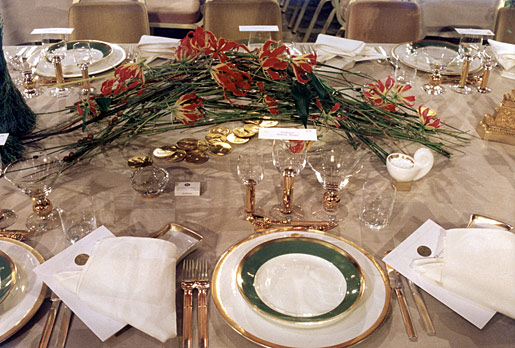 manbet手机版餐桌上摆放着诺贝尔奖专用餐具